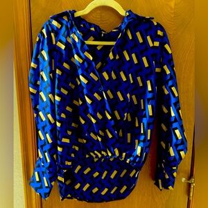 HOC Winter long-sleeve button-up blouse, high/low fit, size small.